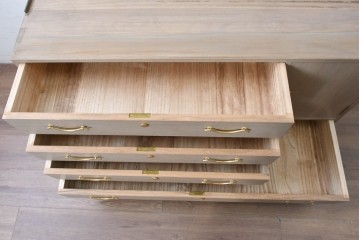 《天板取り付け加工費込み》　中古　国産職人手作り　並厚　端正な木肌に金色の金具が品よく映える総桐箪笥　(R-089619)