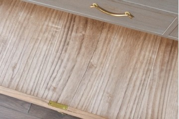 《天板取り付け加工費込み》　中古　国産職人手作り　並厚　端正な木肌に金色の金具が品よく映える総桐箪笥　(R-089619)