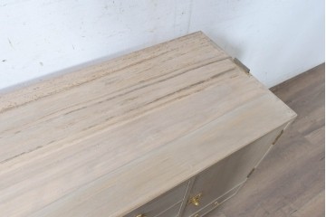 《天板取り付け加工費込み》　中古　国産職人手作り　並厚　端正な木肌に金色の金具が品よく映える総桐箪笥　(R-089619)