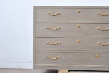 《天板取り付け加工費込み》　中古　国産職人手作り　並厚　端正な木肌に金色の金具が品よく映える総桐箪笥　(R-089619)