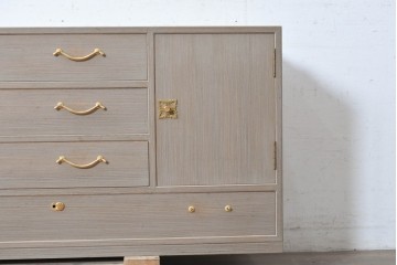 《天板取り付け加工費込み》　中古　国産職人手作り　並厚　端正な木肌に金色の金具が品よく映える総桐箪笥　(R-089619)