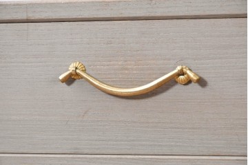 《天板取り付け加工費込み》　中古　国産職人手作り　並厚　端正な木肌に金色の金具が品よく映える総桐箪笥　(R-089619)