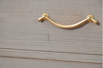 《天板取り付け加工費込み》　中古　国産職人手作り　並厚　端正な木肌に金色の金具が品よく映える総桐箪笥　(R-089619)