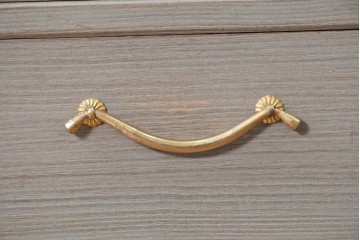 《天板取り付け加工費込み》　中古　国産職人手作り　並厚　端正な木肌に金色の金具が品よく映える総桐箪笥　(R-089619)
