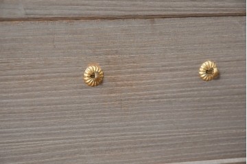 《天板取り付け加工費込み》　中古　国産職人手作り　並厚　端正な木肌に金色の金具が品よく映える総桐箪笥　(R-089619)