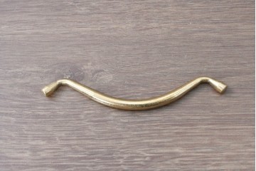 《天板取り付け加工費込み》　中古　国産職人手作り　並厚　端正な木肌に金色の金具が品よく映える総桐箪笥　(R-089619)