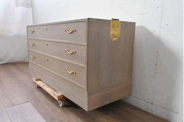 《天板取り付け加工費込み》　中古　国産職人手作り　並厚　端正な三段の引き出しと金色の取っ手が上品な総桐箪笥　(R-089620)
