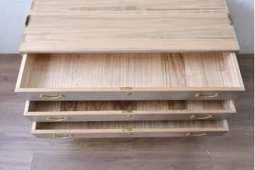 《天板取り付け加工費込み》　中古　国産職人手作り　並厚　端正な三段の引き出しと金色の取っ手が上品な総桐箪笥　(R-089620)