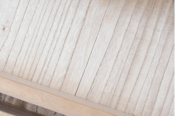 《天板取り付け加工費込み》　中古　国産職人手作り　並厚　端正な三段の引き出しと金色の取っ手が上品な総桐箪笥　(R-089620)