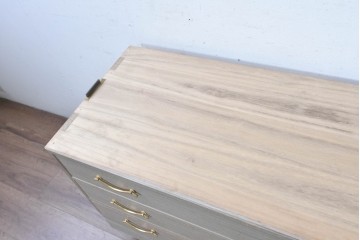 《天板取り付け加工費込み》　中古　国産職人手作り　並厚　端正な三段の引き出しと金色の取っ手が上品な総桐箪笥　(R-089620)