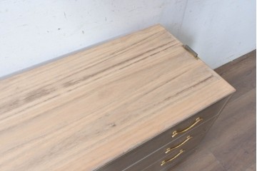 《天板取り付け加工費込み》　中古　国産職人手作り　並厚　端正な三段の引き出しと金色の取っ手が上品な総桐箪笥　(R-089620)