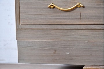 《天板取り付け加工費込み》　中古　国産職人手作り　並厚　端正な三段の引き出しと金色の取っ手が上品な総桐箪笥　(R-089620)