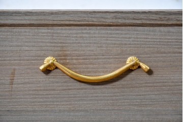 《天板取り付け加工費込み》　中古　国産職人手作り　並厚　端正な三段の引き出しと金色の取っ手が上品な総桐箪笥　(R-089620)