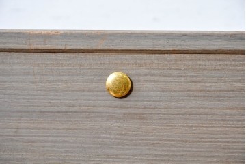 《天板取り付け加工費込み》　中古　国産職人手作り　並厚　端正な三段の引き出しと金色の取っ手が上品な総桐箪笥　(R-089620)