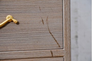 《天板取り付け加工費込み》　中古　国産職人手作り　並厚　端正な三段の引き出しと金色の取っ手が上品な総桐箪笥　(R-089620)