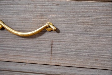 《天板取り付け加工費込み》　中古　国産職人手作り　並厚　端正な三段の引き出しと金色の取っ手が上品な総桐箪笥　(R-089620)