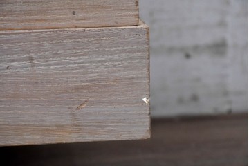 《天板取り付け加工費込み》　中古　国産職人手作り　並厚　端正な三段の引き出しと金色の取っ手が上品な総桐箪笥　(R-089620)