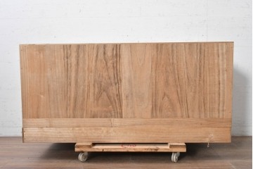 《天板取り付け加工費込み》　中古　国産職人手作り　並厚　端正な三段の引き出しと金色の取っ手が上品な総桐箪笥　(R-089620)