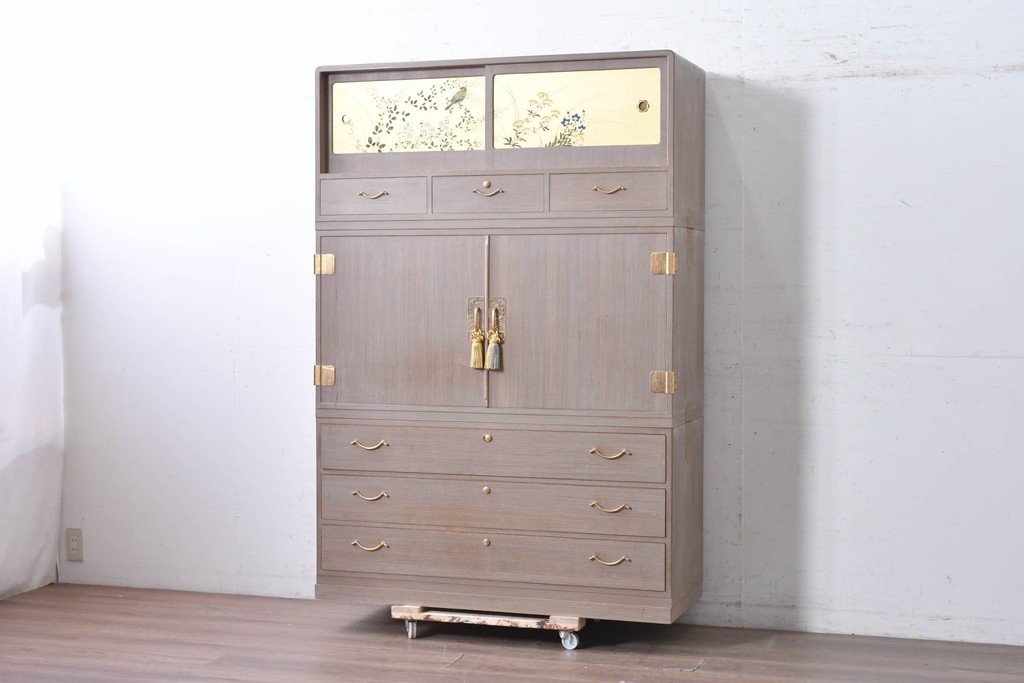 中古　国産職人手作り　並厚　金地に草花と鳥を描いた上品な引き戸が目を引く総桐箪笥　(R-089621)