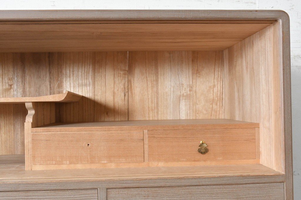 中古　国産職人手作り　並厚　金地に草花と鳥を描いた上品な引き戸が目を引く総桐箪笥　(R-089621)