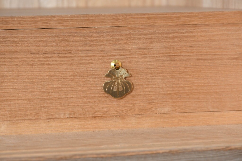 中古　国産職人手作り　並厚　金地に草花と鳥を描いた上品な引き戸が目を引く総桐箪笥　(R-089621)