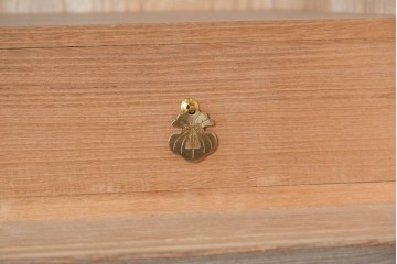 中古　国産職人手作り　並厚　金地に草花と鳥を描いた上品な引き戸が目を引く総桐箪笥　(R-089621)
