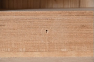 中古　国産職人手作り　並厚　金地に草花と鳥を描いた上品な引き戸が目を引く総桐箪笥　(R-089621)
