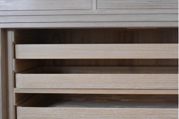 中古　国産職人手作り　並厚　金地に草花と鳥を描いた上品な引き戸が目を引く総桐箪笥　(R-089621)