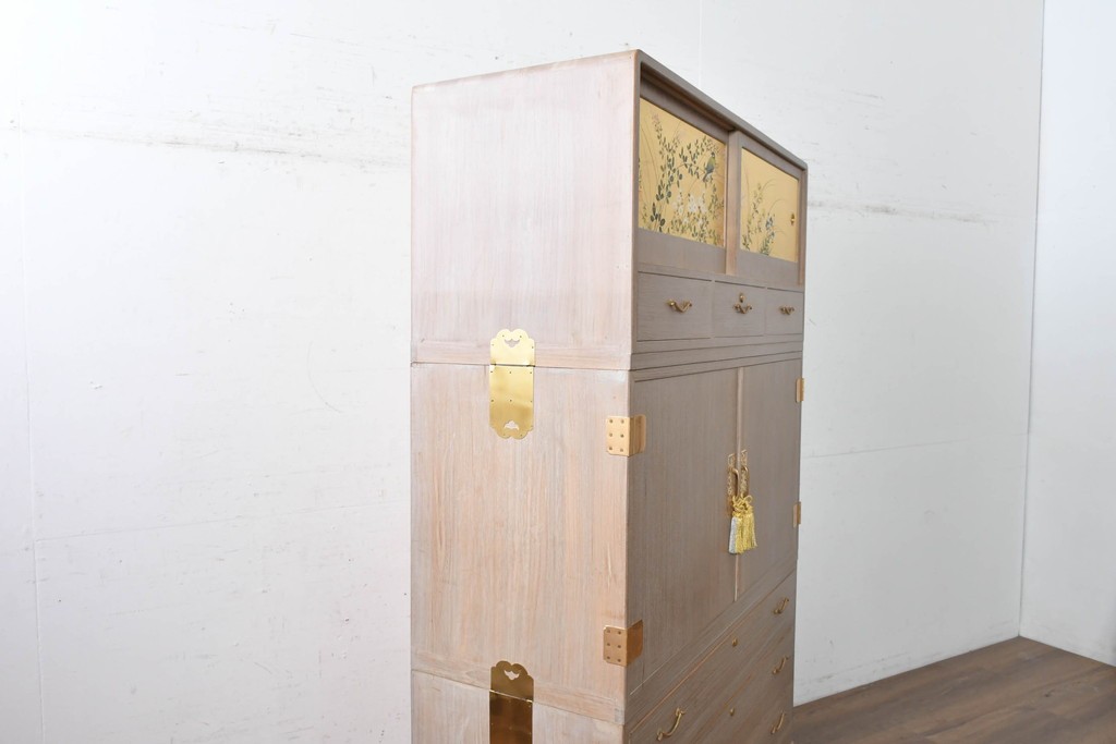 中古　国産職人手作り　並厚　金地に草花と鳥を描いた上品な引き戸が目を引く総桐箪笥　(R-089621)