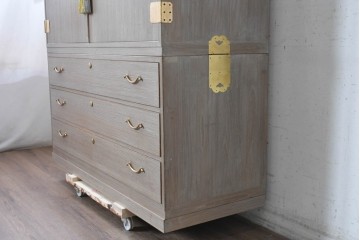 中古　国産職人手作り　並厚　金地に草花と鳥を描いた上品な引き戸が目を引く総桐箪笥　(R-089621)