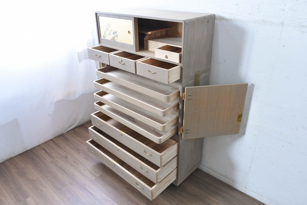 中古　国産職人手作り　並厚　金地に草花と鳥を描いた上品な引き戸が目を引く総桐箪笥　(R-089621)