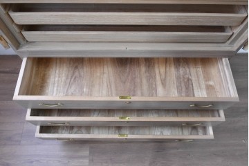 中古　国産職人手作り　並厚　金地に草花と鳥を描いた上品な引き戸が目を引く総桐箪笥　(R-089621)