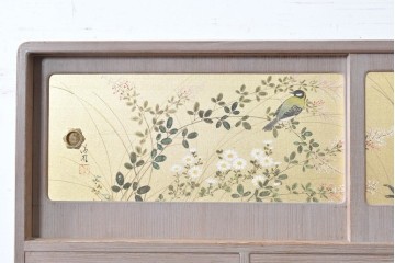 中古　国産職人手作り　並厚　金地に草花と鳥を描いた上品な引き戸が目を引く総桐箪笥　(R-089621)