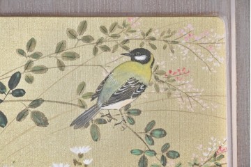 中古　国産職人手作り　並厚　金地に草花と鳥を描いた上品な引き戸が目を引く総桐箪笥　(R-089621)