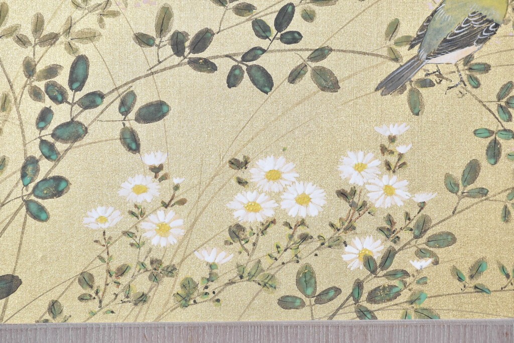 中古　国産職人手作り　並厚　金地に草花と鳥を描いた上品な引き戸が目を引く総桐箪笥　(R-089621)