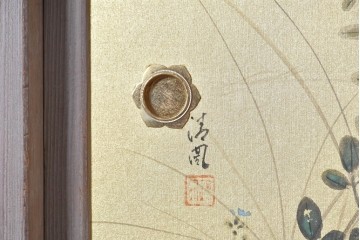 中古　国産職人手作り　並厚　金地に草花と鳥を描いた上品な引き戸が目を引く総桐箪笥　(R-089621)