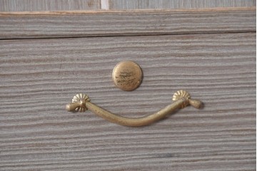 中古　国産職人手作り　並厚　金地に草花と鳥を描いた上品な引き戸が目を引く総桐箪笥　(R-089621)