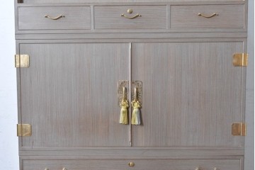 中古　国産職人手作り　並厚　金地に草花と鳥を描いた上品な引き戸が目を引く総桐箪笥　(R-089621)