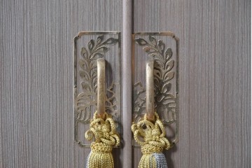 中古　国産職人手作り　並厚　金地に草花と鳥を描いた上品な引き戸が目を引く総桐箪笥　(R-089621)