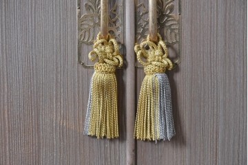 中古　国産職人手作り　並厚　金地に草花と鳥を描いた上品な引き戸が目を引く総桐箪笥　(R-089621)