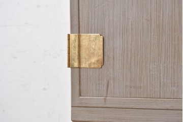 中古　国産職人手作り　並厚　金地に草花と鳥を描いた上品な引き戸が目を引く総桐箪笥　(R-089621)