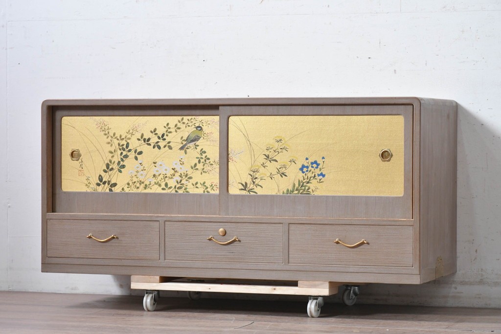 中古　国産職人手作り　総桐材　並厚　金地に草花と小鳥を描いた引き戸が上品なローボード　(R-089622)