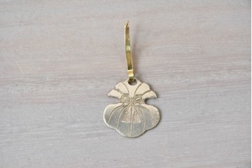 中古　国産職人手作り　総桐材　並厚　金地に草花と小鳥を描いた引き戸が上品なローボード　(R-089622)