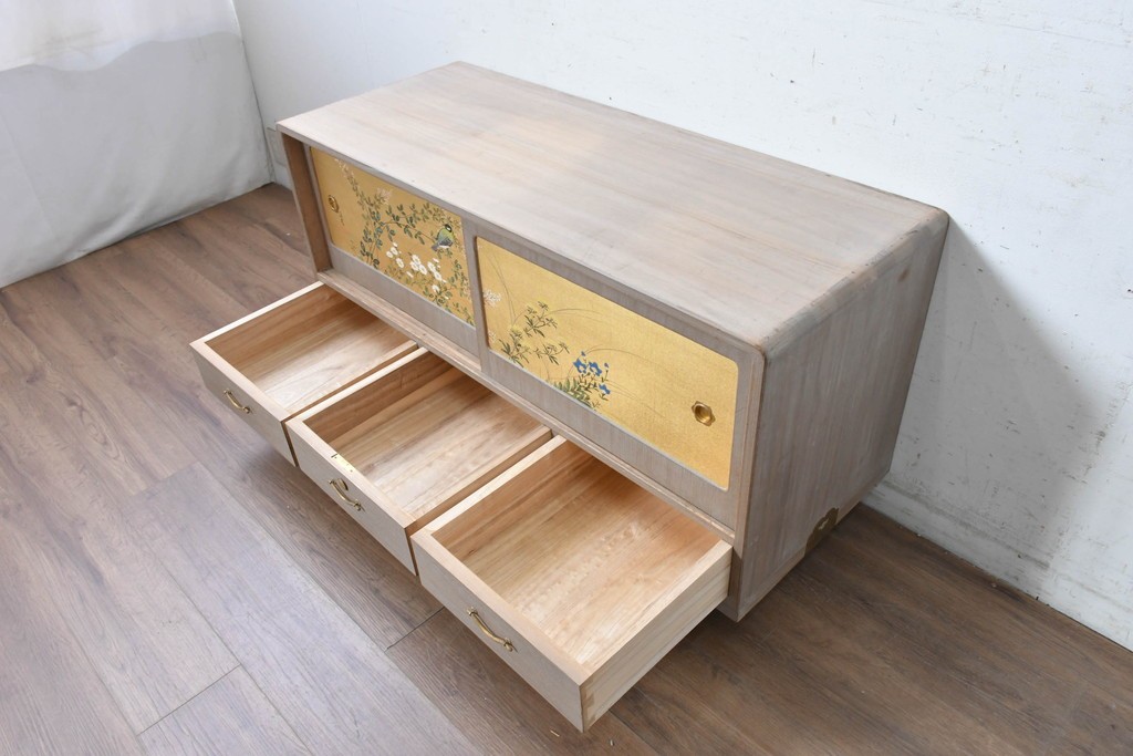 中古　国産職人手作り　総桐材　並厚　金地に草花と小鳥を描いた引き戸が上品なローボード　(R-089622)