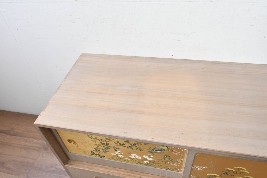 中古　国産職人手作り　総桐材　並厚　金地に草花と小鳥を描いた引き戸が上品なローボード　(R-089622)
