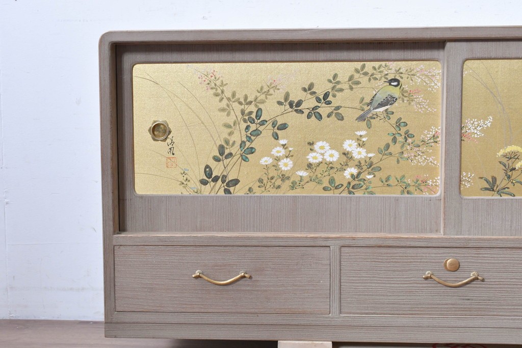 中古　国産職人手作り　総桐材　並厚　金地に草花と小鳥を描いた引き戸が上品なローボード　(R-089622)