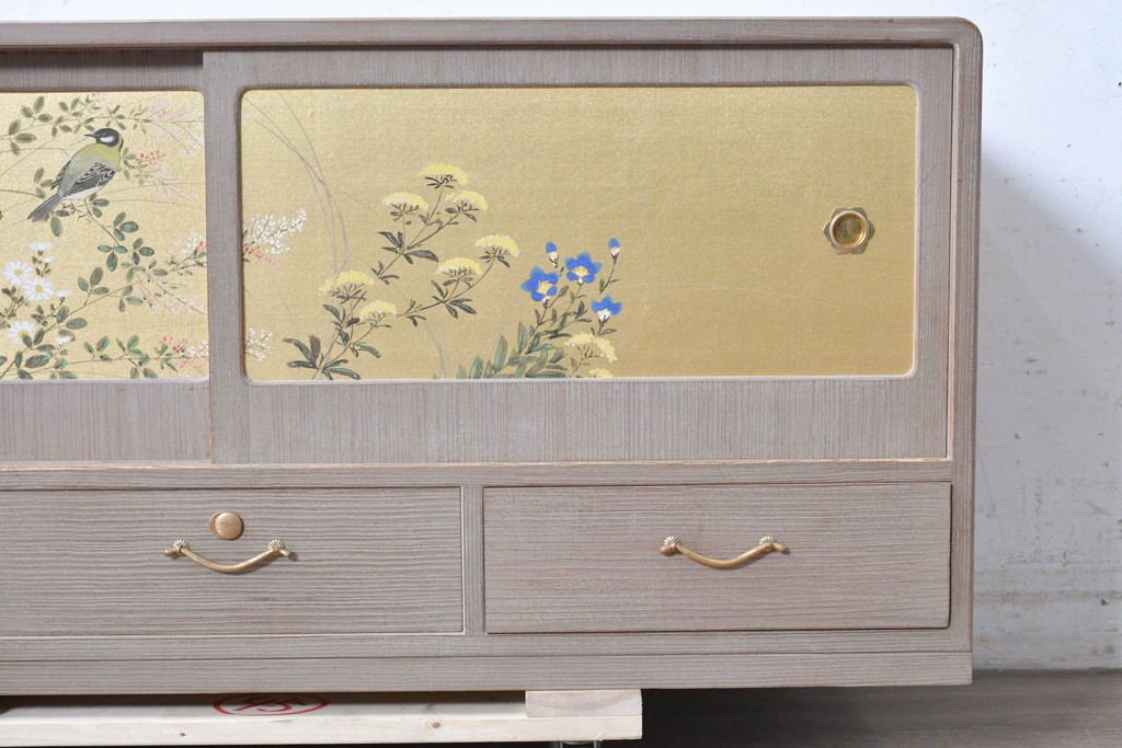 中古　国産職人手作り　総桐材　並厚　金地に草花と小鳥を描いた引き戸が上品なローボード　(R-089622)