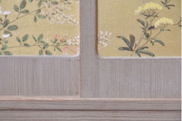 中古　国産職人手作り　総桐材　並厚　金地に草花と小鳥を描いた引き戸が上品なローボード　(R-089622)