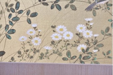 中古　国産職人手作り　総桐材　並厚　金地に草花と小鳥を描いた引き戸が上品なローボード　(R-089622)