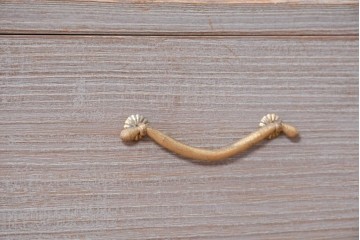 中古　国産職人手作り　総桐材　並厚　金地に草花と小鳥を描いた引き戸が上品なローボード　(R-089622)